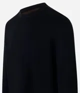 Buzo de cuello redondo y manga larga, confeccionado en tejido de media malla con puños ajustados. Diseño minimalista sin estampa.