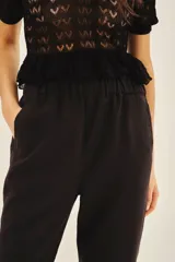 Pantalon de corte recto confeccionado en mezcla de liocel y lino, con cintura elastizada y bolsillos laterales.