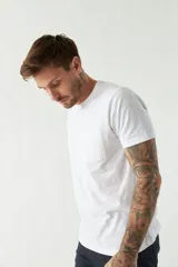 Remera de hombre color ladrillo, lisa, de corte regular, con bolsillo en el pecho, manga corta y cuello redondo. Confeccionada en algodón.