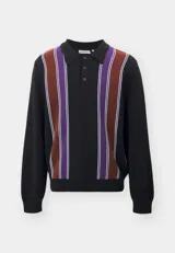 Chomba de tejido de punto negra con cuello polo y manga larga. Presenta rayas verticales marrones, violetas y blancas en el frente.