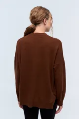 Sweater marrón de tejido de punto realizado en lambswool, con cuello redondo y calce holgado.