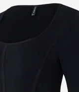 Body negro con diseño seamless (sin costuras), escote cuadrado, tirantes anchos y corte ajustado al cuerpo.