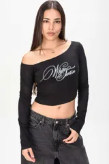 Remera de manga larga color negro, de corte corto, con escote asimétrico estilo off-shoulder y estampado frontal con la inscripción "White Satin".