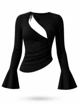Blusa negra de manga larga con diseño de corte asimétrico en el pecho, detalle de lazo en el cuello y mangas acampanadas con volados en los puños.