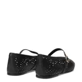 Balerina estilo Mary Jane de cuero color marrón, con diseño calado en toda la superficie, punta ovalada y correa ajustable con hebilla metálica dorada.