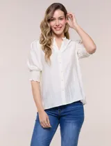 Blusa blanca de crepé con cuello mao y escote en V, cierre frontal con botones, mangas cortas abullonadas con puños elastizados en punto smock y calce semi holgado.