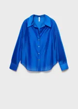 Camisa de corte recto y tejido satinado color azul eléctrico, con cuello camisero, manga larga con puños abotonados y cierre frontal de botones.