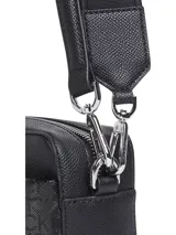 Bandolera negra con estampado del logo de Calvin Klein en el bolsillo delantero. Tiene correa de hombro ajustable y correa bandolera ancha desmontable.