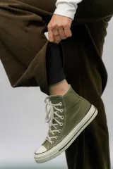Pantalón de corte relajado y pierna recta, confeccionado en tejido tipo corderoy liviano. Presenta cintura elastizada con cordón ajustable y diseño de silueta amplia.