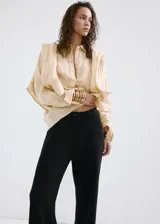 Pantalón de corte recto confeccionado en tejido de bambula de algodón, tiro regular y perneras amplias.