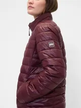 Campera puffer de corte recto y cuello alto, con cierre frontal y diseño acolchado horizontal.