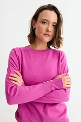 Sweater de punto fino en color verde menta, con cuello redondo, mangas largas y puños acanalados con detalle de botones metálicos laterales.
