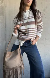 Sweater de punto fluido con diseño de rayas horizontales en color beige y blanco, de manga larga y silueta relajada.