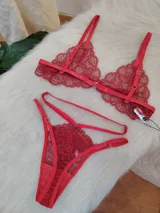 Conjunto de lencería compuesto por un bralette de encaje con breteles regulables y una tanga colaless regulable con diseño de doble tira a la cintura.