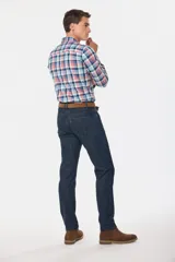 Pantalón de jean clásico de corte recto, color azul denim, con bolsillos traseros y costuras en contraste.