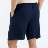 Bermuda azul marino de felpa ligera con bolsillos laterales y cintura elástica.