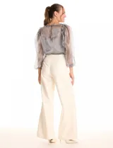 Blusa de organza translúcida con acabado satinado, mangas estilo balloon con volados en los hombros y puños elastizados. Incluye musculosa interna a tono.