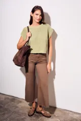 Chaleco sin mangas de tejido de punto color rosado pálido, con textura calada y acabado lurex, corte al cuerpo y cuello redondo.