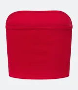 Top corto (cropped) sin breteles, de color rojo, con textura acanalada vertical.