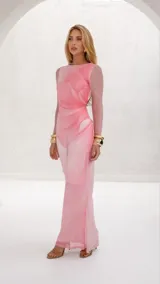 Vestido largo de gasa color rosa con estampado abstracto, mangas largas de tul y falda con abertura lateral.