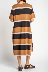 Vestido midi de tejido de punto con diseño de rayas horizontales en tonos marrón, negro y beige. Presenta cuello redondo, mangas cortas y un corte holgado y fluido.