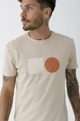 Remera celeste de corte clásico con cuello redondo y manga corta. Estampado pequeño en el pecho.