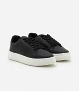 Championes casuales de hombre marca Viko, confeccionados en poliuretano color blanco con suela bold y cierre mediante cordones.