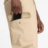 Pantalón cargo New Balance color beige, con cintura elástica, bolsillos laterales tipo cargo y puños elásticos en los tobillos.