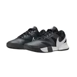 Championes Nike Court Lite 4, color negro con detalles en blanco. Diseño deportivo con paneles de malla y cuero sintético, ideal para uso diario o entrenamiento.