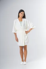 Bata estilo kimono de algodón en color gris azulado, con mangas al codo y largo por encima de la rodilla. Incluye lazo de ajuste en la cintura.