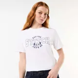 Remera blanca de manga corta con cuello redondo, confeccionada en algodón, con estampado gráfico de Stitch y texto en tono azul.