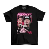 Remera negra de algodón con estampa gráfica frontal de la artista Young Miko en tonos rosados, con diseño estilo collage y tipografía urbana.