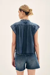Camisa sin mangas de lyocell, con cuello mao y cierre frontal de botones.