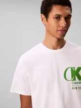 Remera de cuello redondo y manga corta confeccionada en algodón. Presenta un estampado gráfico en el pecho con el monograma de la marca en color verde.