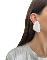 Aros grandes triangulares de resina color blanco.