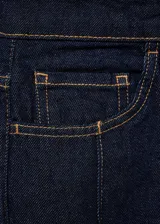 Jeans de corte recto y tiro medio en color azul oscuro (rinse wash), con costuras decorativas verticales en el frente y cinco bolsillos clásicos.