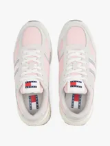 Zapatillas Tommy Jeans de estilo running, color gris con detalles en rosa y blanco. Confeccionadas en ante, poliéster y goma, con suela gruesa de tacos.