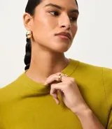 Blusa femenina color verde lima, confeccionada en viscosa certificada, con manga corta, cuello redondo y efecto de punto.