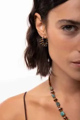 Aro tipo argolla de acero quirúrgico decorado con mostacillas entrelazadas en tonos marrones y celestes.