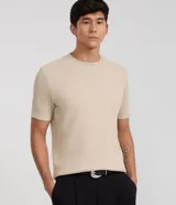 Remera slim de punto acanalado color beige, con cuello redondo y manga corta, de corte ajustado y diseño texturizado.