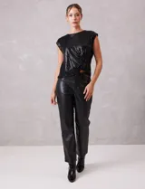 Pantalón recto de eco cuero marca Sound Style, con pretina, pasadores, cierre y botón frontal. Presenta bolsillos simulados en la parte delantera y bolsillos aplicados en la parte trasera.