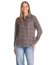 Camisa de gasa marca Elie Tahari, con cuello camisero, cierre frontal de botones y mangas largas con puños abotonados. Presenta un estampado geométrico de cadenas sobre un fondo gris con rayas diagonales.