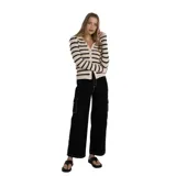 Pantalón cargo negro de corte ancho, con costuras visibles en color blanco y bolsillos laterales en las piernas.