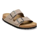 Sandalias Birkenstock modelo Arizona con dos correas ajustables con hebillas metálicas, plantilla anatómica de corcho y suela de goma antideslizante.