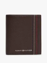 Billetera plegable de piel granulada Tommy Hilfiger, color marrón, con diseño en tres partes, costuras decorativas tricolor en el frente y logo metálico de la marca.