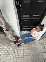 Remera color crema de corte oversize con estampado de flores y frutas en la espalda.