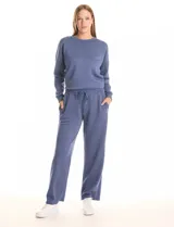 Pantalón jogger de corte recto, color blanco, con cintura elástica, cordón de ajuste y bolsillos laterales.