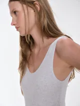 Body de algodón con escote redondo y breteles anchos. Diseño ajustado al cuerpo con cierre de broches a presión en la entrepierna.