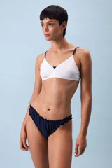 Bombacha midi lila con volados, confeccionada en algodón y elastano.