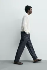 Jeans de corte recto en denim azul oscuro, con mezcla de algodón y cáñamo sin lavados. Presenta diseño de cinco bolsillos, tiro medio y cierre frontal con cremallera y botón.
